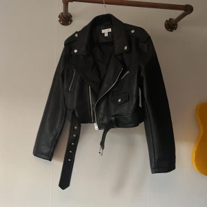Biker jacka - Biker jacka i läder imitation, aldrig använd 