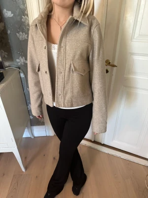 Höstjacka - Höstjacka från Zara i en ljus beige/grå färg. Mycket lite använd. 