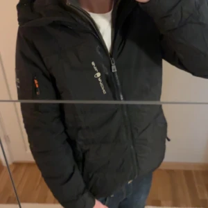 Sail racing - Säljer en sailracing jacka som köptes förra vintern, bra skick och köptes på Intersport, hör av dig för bilder eller fråga. Den är storlek   meduim men passar mig som är S nypris är 4000