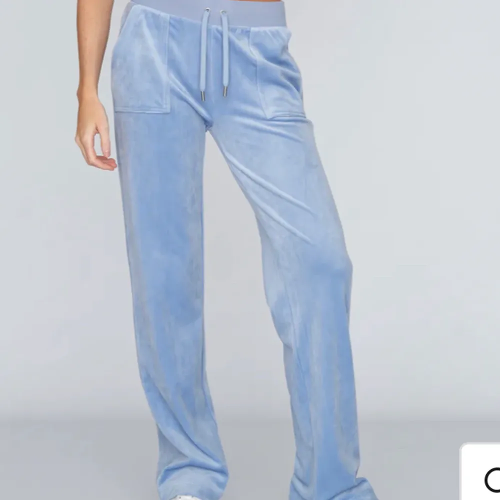 Hej! Säljer nu mina blåa juicy för gillade inte hur dom satt på mig, helt nya och använda 1 gång i nån timme bara, frakt står man för själv  skulle även kunna tänka mig byta mot nån annan färg fast i XXS. Jeans & Byxor.