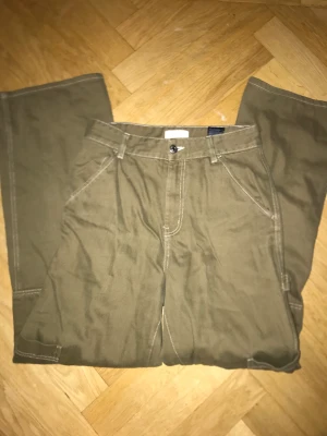 HM cargobyxor - Militärgröna Cargobyxor från HM, använda men fint skick, storlek 38 men lite små i storleken.