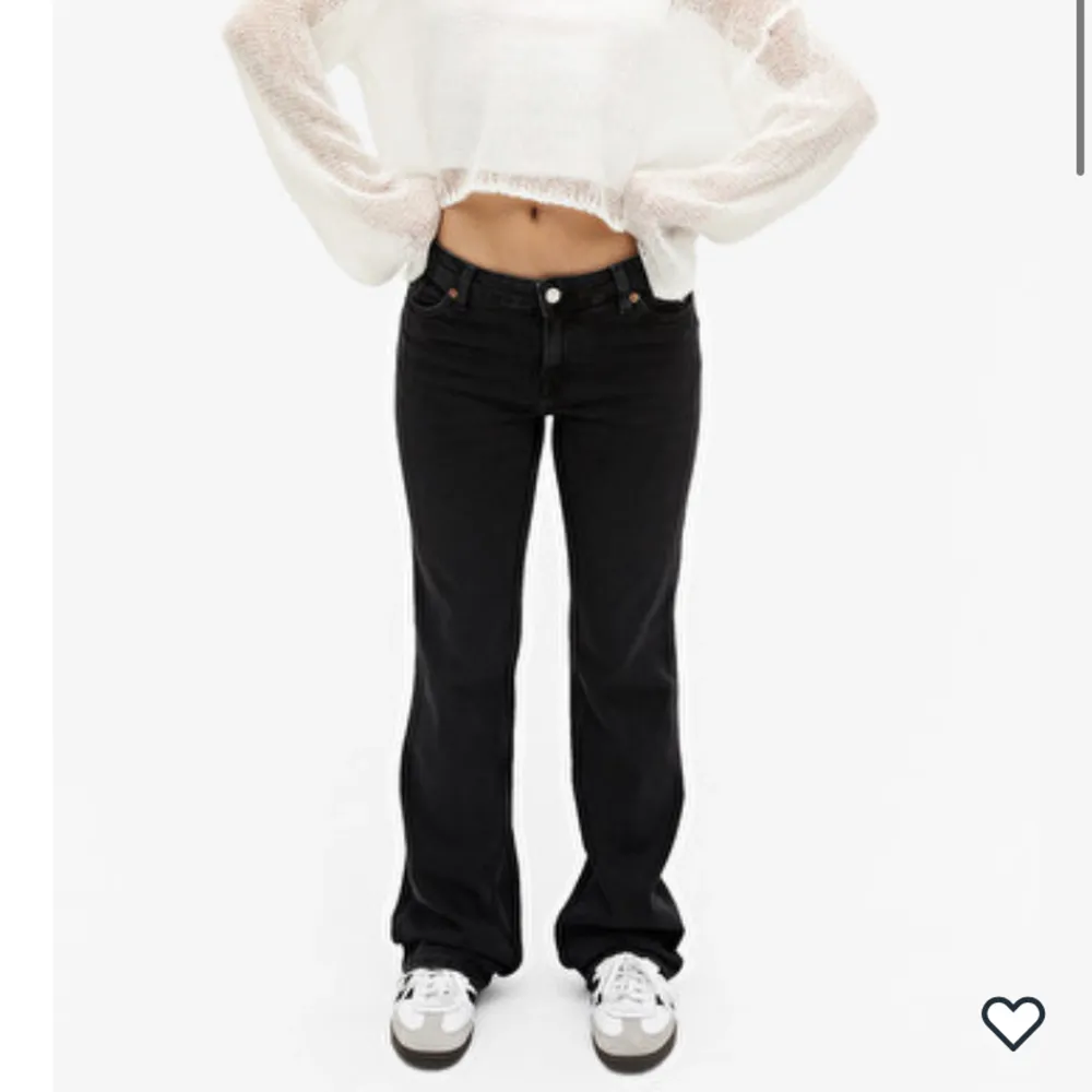 Jättefina jeans från monki, är tyvärr lite korta på mig💞 Diskuterar gärna priset!! . Jeans & Byxor.