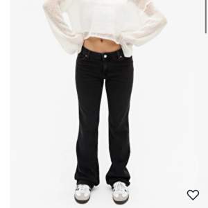 Jättefina jeans från monki, är tyvärr lite korta på mig💞 Diskuterar gärna priset!! 