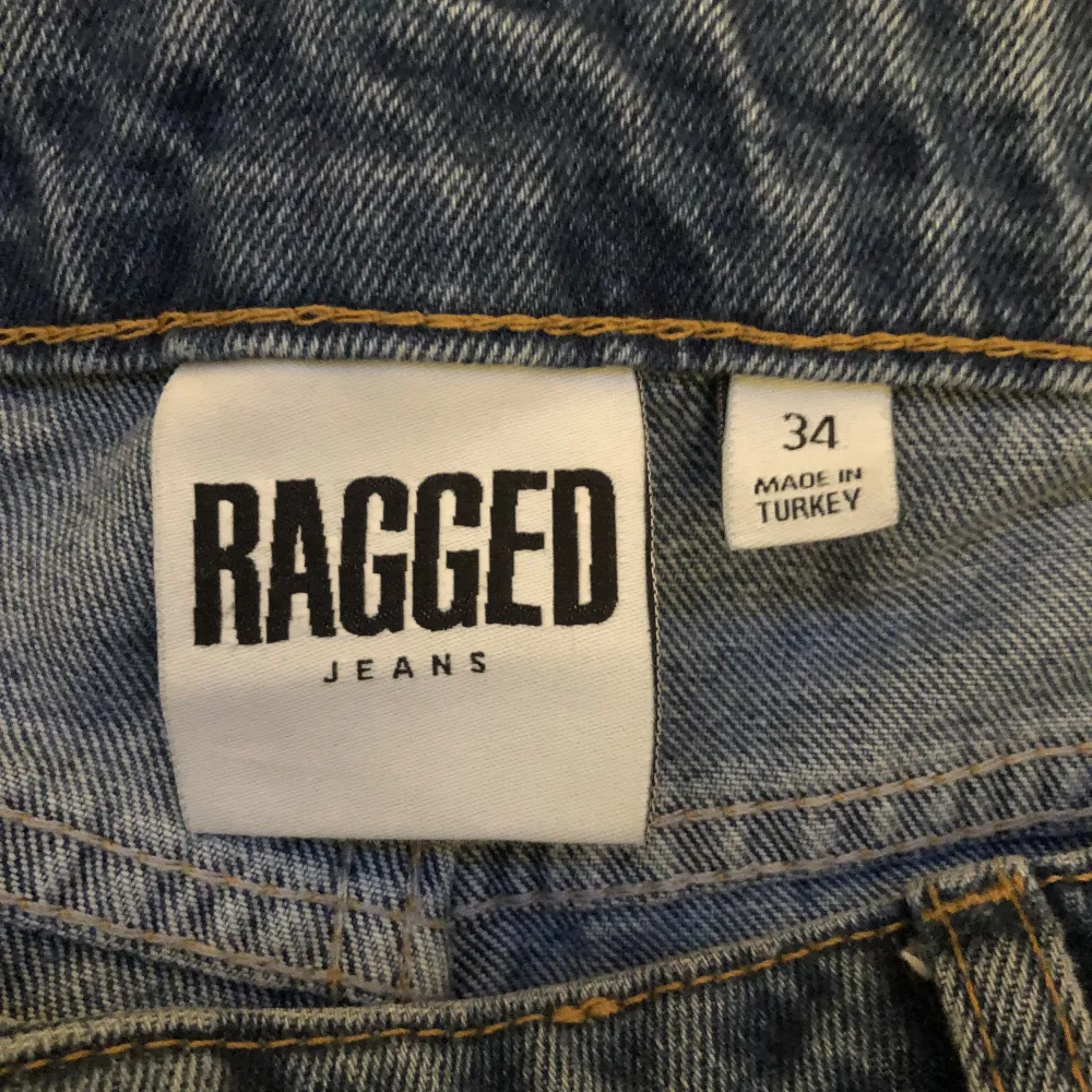 Vida/baggy jeans som jag inte längre använder. Har minimalt med heeldrag, är annars i helt ny skick! Fler bilder kan skickas vid begäran. . Jeans & Byxor.