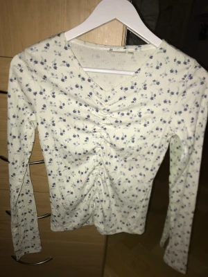 Oanvänd tröja  - Fin blommig tröja från Kappahl, oanvänd och storlek 170/s