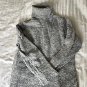 Stickad tröja  - Mysig stickad tröja med turtleneck🤎
