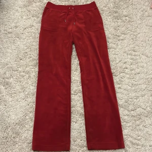 Röda juicy byxor  - Slutsålda Juicy byxor i färgen röd😍original pris 1100 kr