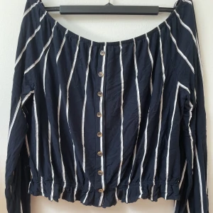Fin blus - Croppad mörkblå blus i fint skick!   Skriv för mer info/bilder och använd gärna köp nu! ✅