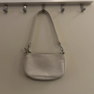 Beige Handväska - Beige handväska från Ginatricot. Använd men i bra skick.