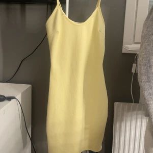 Gul klänning  - Gul tajt somrig klänning, aldrig använd🤗