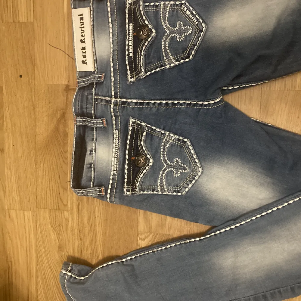 Säljer dessa Rock Revival low waist jeans då de ej kommer till användning. De är köpta i Berlin och storleken är 27. Jeans & Byxor.