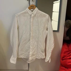 Linneskjorta från Bruun & Stengarde  - En linneskjorta i storlek small ifrån märket Bruun & Stengarde. Den är storlek S, passar perfekt från 170-180cm Otroligt poppis och perfekt till sommaren. Säljer i och med att sommaren är över och därmed ett bra pris. Nypris 800:- Näst intill nyskick 