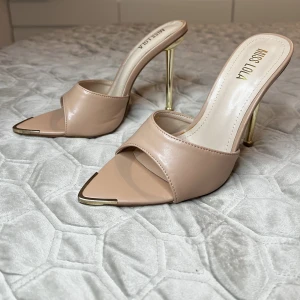 Miss lola klackskor  - Miss lola klackskor, aldrig använda. Som en 36/37.