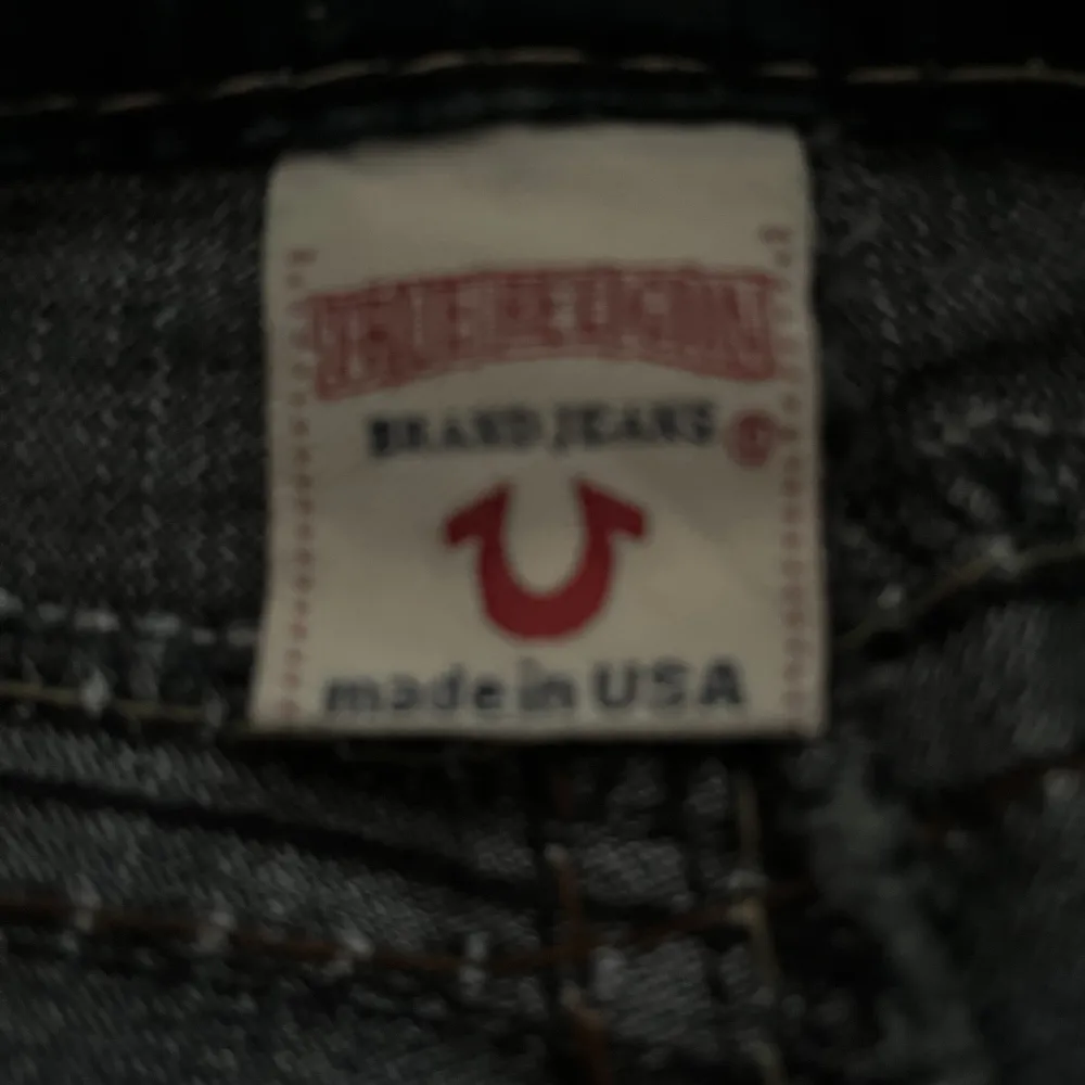 Fina True Religion jeans. 27 32 Längd 81 Midja 68 De är för tighta för mig och därför väljer jag att sälja dem  Ser nya ut  Runt 600 men kom gärna med något käckt bud . Jeans & Byxor.