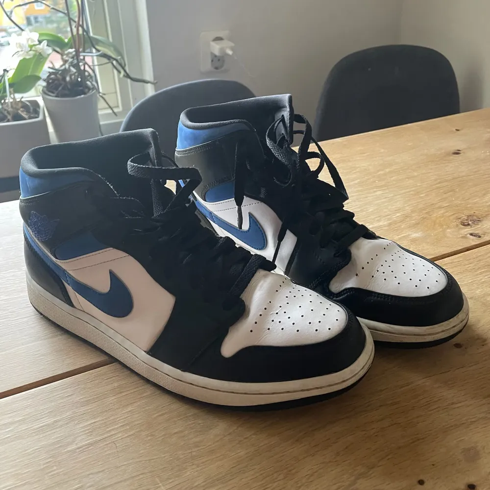 Mina jordens är i ett bra skick är dock lite kresade. Har haft de i 1 år snart och bästemde mig för att sälja de då jag inte använder de längre plus så behöver jag pengar till en ny hobby. Hör gärna av er om ni har några frågor eller vill lägga bud på de.. Kengät.