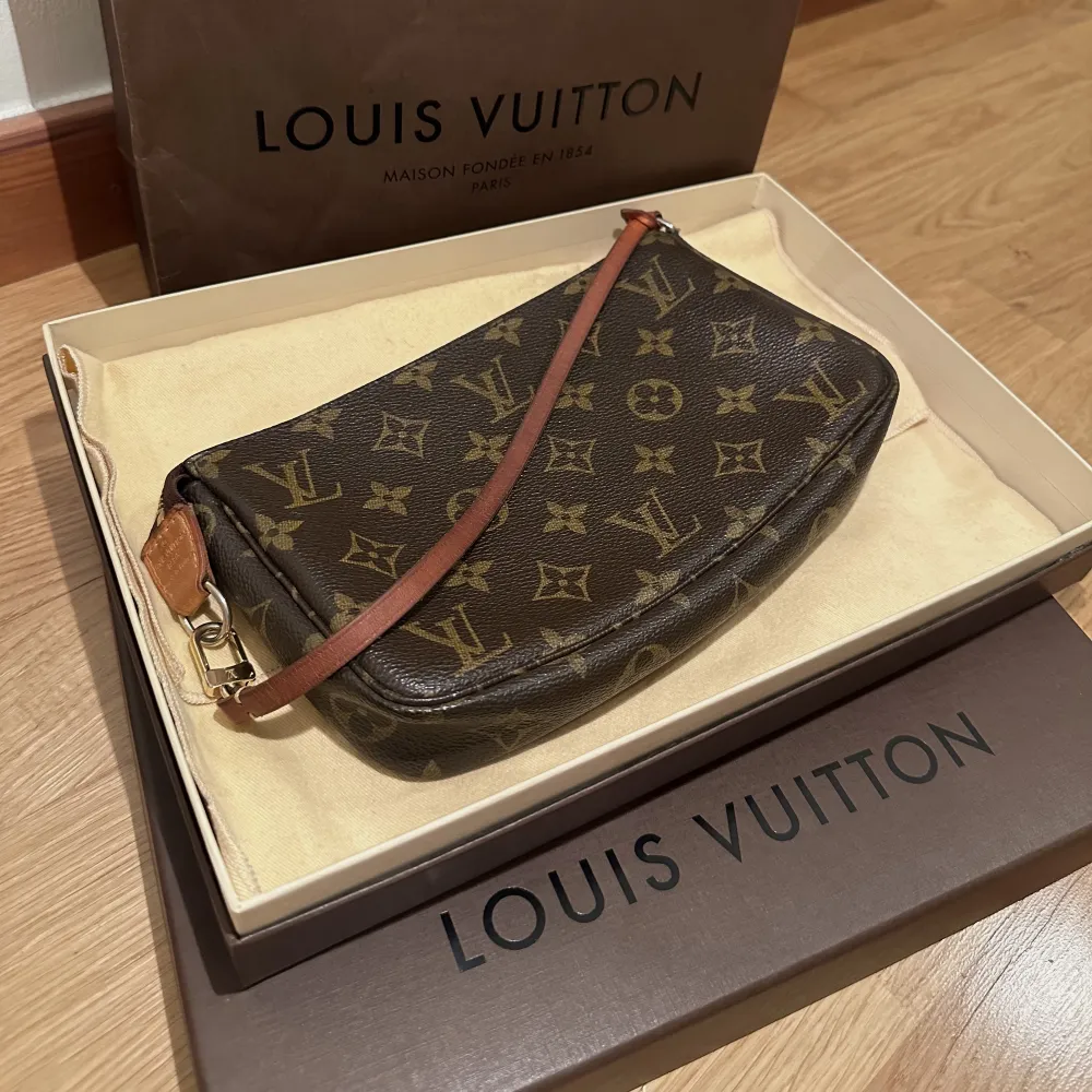 Säljer min vintage Louis Vuitton pochette accessoires då den tyvärr inte kommer till någon användning. Givetvis äkta! Dustbag, box och påse finns även. Väskan är köpt i Köpenhamn och kvittot från det köpet finns (orginalkvitto)!. Väskor.