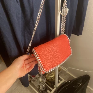 Tiamo handväska  - Som ny handväska. Nypris 500 Den är rosaktig 