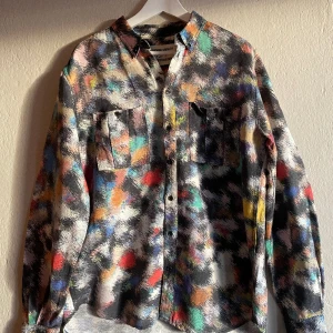 Henrik Vibskov skjorta - Exklusiv och nästintill oanvänd skjorta från Henrik Vibskov. Bra dit något stor i storleken så mer lik en medium än small.  Material i linne och viskos. 