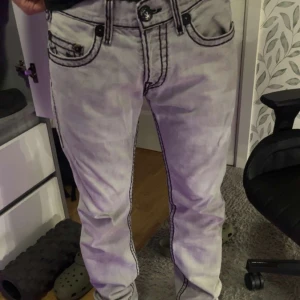 True religion - Intresse koll på dessa as feta ljusgråa trues. Fet stitch i färgen svart 32 i midja 33/34 i längd. 