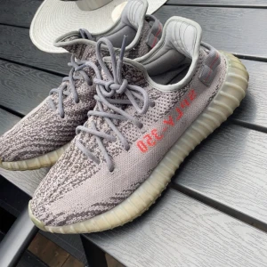 Yeezy  - Storlek 42,5 tappat bort kartong under flytt 