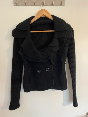 Fin kofta med volanger  - Superfin kofta med söta knappar och volanger vid kragen