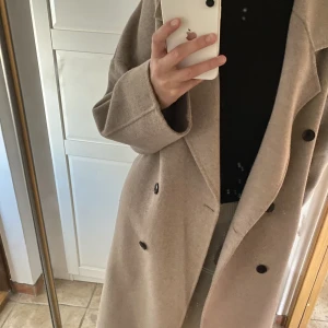 Kappa från mango - Säljer denna kappan från mango. Säljes pga att jag har för många jackor. Kappan är i ullmix. Nypris 1 700 på zalando och även slutsåld där vad jag ser. 