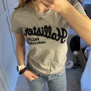 hollister t-shirt  - En skön stilren t-shirt med påsydd hollister text! Toppen skick🩷