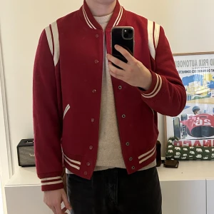 Saint Laurent Teddy Collegejacka Röd - SLP Teddy Jacka i rött, storlek 50. Använd men har för övrigt inga defekter. Säljs då den inte längre används. 