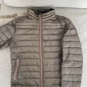 Moncler rigel down Jacket  - Jackan är 8/10 Kvitto finns ej!  Jackan är Äkta!  