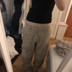 baggy cargobyxor - oversized cargo byxor med super stora fickor😇använda fåtal gånger, skriv om ni har frågor 