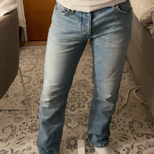 Ljusblåa Jeans  - Neuw ljusblåa Jeans Nypris 1400 kronor. Jeansen är i bra skick då de inte kommit till användning.  