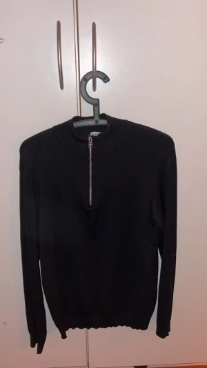 Half zip från only&sons - En snygg half zip från märket only&sons, bra skick. Priset kan tänkas gå ner vid snabb affär. 