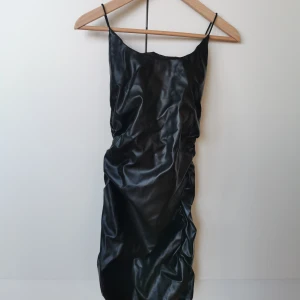 Skinn klänning  - Skinnklänning köpt från shein 