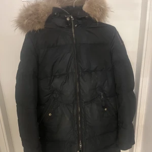 parajumper vinterjacka - super varm o skön vinterjacka från parajumper i strl xs, välanvänd och tyvärr har märket på armen lossnat men man kan köpa ett nytt märke o sätta på! så säljer därför till ett billigt pris! 400kr och betalning via swish 