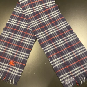 Burberry Halsuk  - Hej! Säljer nu min Halsduk från märket Burberry, fint skick. Varan är givetvis äkta. Tveka inte på att höra av dig om du har frågor eller funderingar kring varan!