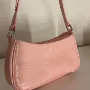 Rosa väska  - Rosa väska, aldrig använd, köpt på monki