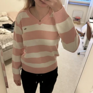 Stickad tröja - Jättefin randig o stickad tröja! 💕 det står storlek M men den är mer av en storlek S. Mycket oanvänd! Tryck gärna på köp nu 🫶🏻💕