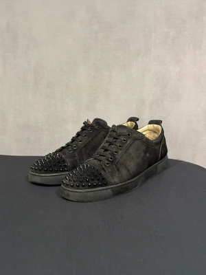 Christian Louboutin  - Säljer mina loubs🩸Använda men inga stora flaws, ny pris runt 8-9k. Storlek 43,5 men passar dig runt 44-44,5💫Givetvis äkta, kan mötas upp vid Legit Check eller postas👔