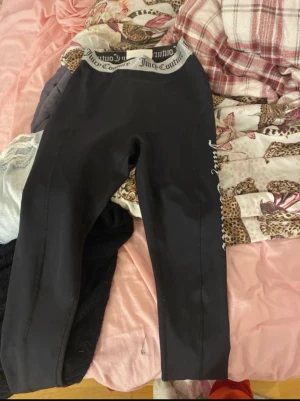 Juicy byxor  - Säljer mina juicy träningsbyxor då jag fick fel använt bara 1 gång jätte fint skick inga fel alls 😊