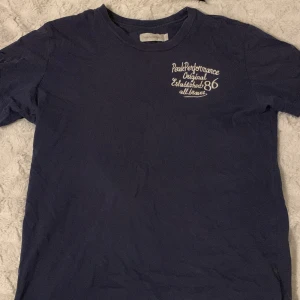 T-shirt  - Marinblå tshirt från Peak