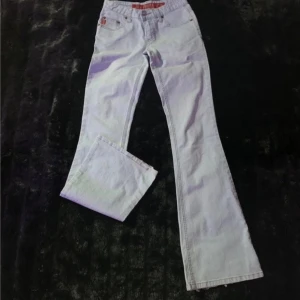 Lågmidjade utsvängda jeans  - Ljusblå Lågmidjade utsvängda jeans i storlek 34 dom är 103 cm långa! Hör av dig för mer info💗