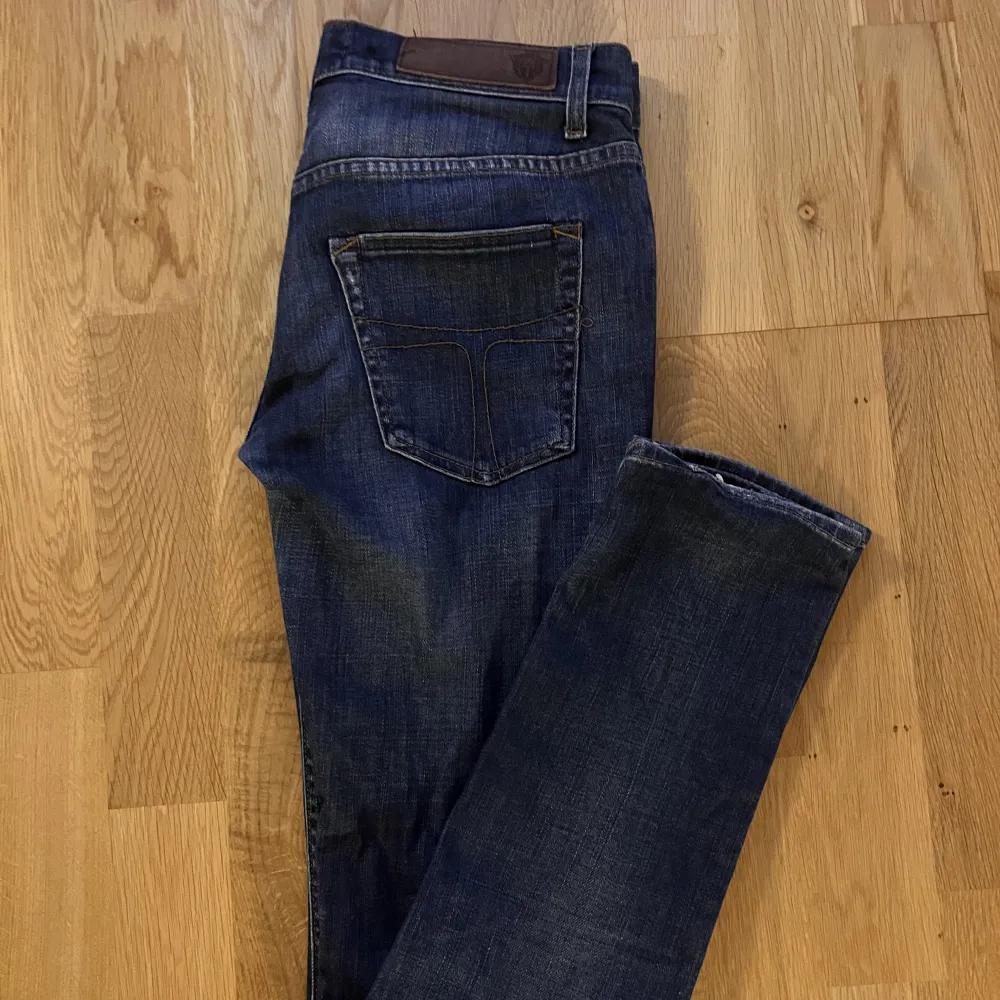 Säljer ett par ToS jeans i bra skick 8/10. De är i storlek 30/34 slim fit. Kontakta för frågor eller fler bilder!☺️ Pris går att förhandla.. Jeans & Byxor.
