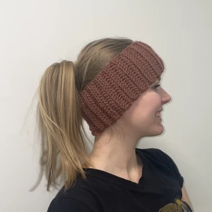 Pannband/öronvärmare (handvirkad) - Handvirkad pannband/öronvärmare i 100% ull! Gammalrosa färg. 