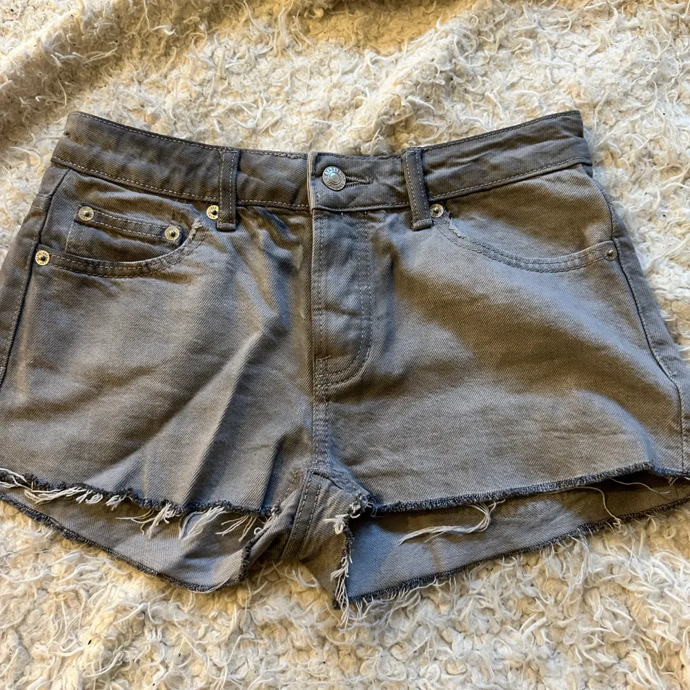 Jeans shorts färgen grå aldrig andvänd storlek xs passar S också❤️. Shorts.