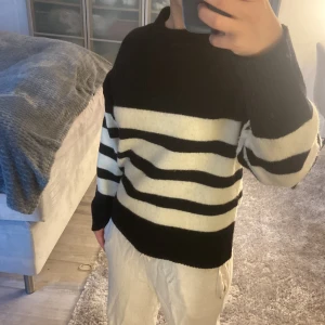 Stickad randig tröja  - Jätte fin tröja från Gina Young. Storlek 152/158