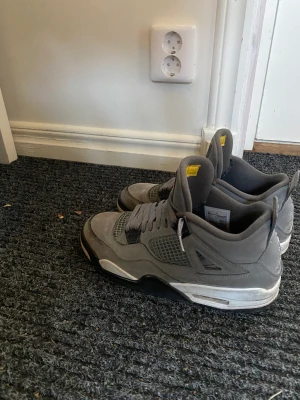 Jordan 4 cool grey  - Hej säljer mina Jordan 4 cool grey ljust för att dom har blivit för små för mig