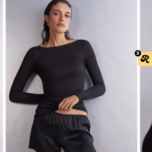 Intimissimi - Säljer min superfina svarta intimissimi tröja den har ett litet hål precis längs nere på ärmen men annars är den i bra skick❤️‍🔥