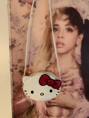 Hello Kitty axelväska  - Säljer min Hello Kitty axelväska, priset kan diskuteras och fråga om du vill veta mått 💗