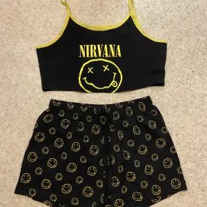 Topp och shorts med Nirvana. Storlek S i fint skick. Shortsen aldrig använda. 
