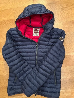 Colmar dunjacka  - Colmar jacka i mycket fint skick 9/10. Herrjacka Storlek 46 (motsvarar xs/s) Dunjacka lättviktsjacka. Pris 1400 kr. 